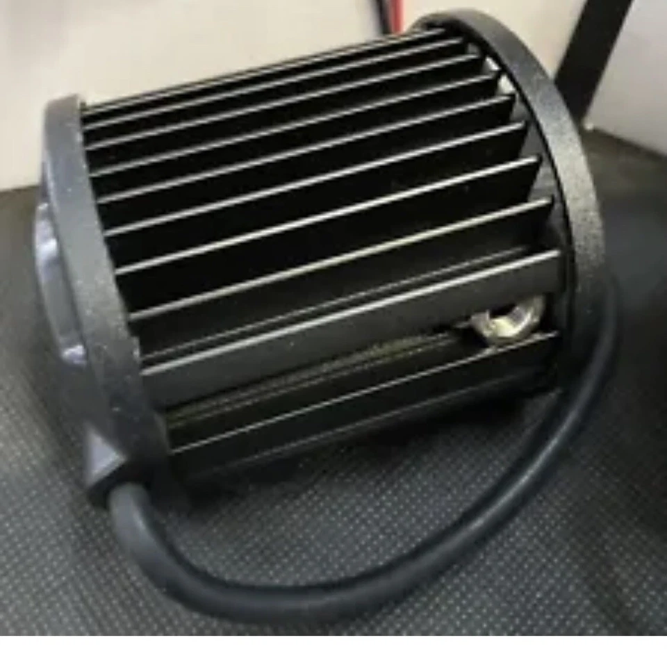 Coppia Fari SUPPLEMENTARE PROFONDITA  12V 24V 18W 6 LED  Completi Di Staffa - Immagine 3 di 4