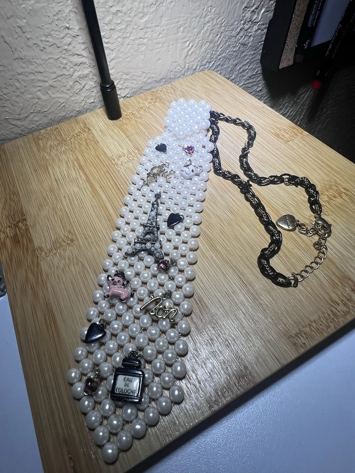 Colar Berloques Perfume Torre Eiffel Pérola Betsey Johnson Raro - Imagem 2 de 4