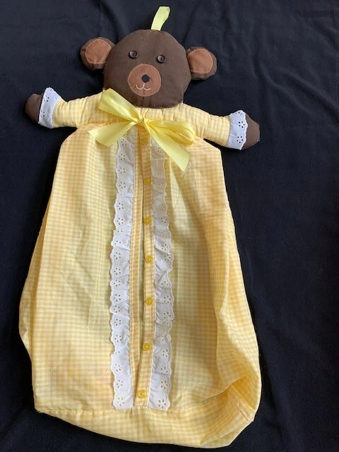 Conjunto de guinga amarilla vintage: falda de cuna con volantes, apilador de pañales, patos, decoración de oso Foto 3 de 4