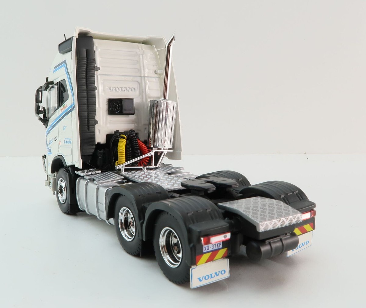 Tekno 82969 - Volvo FH04 Globetrotter XL 6x4 RHD Truck