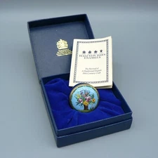 HALCYON DAYS ENAMELS BOX VASE & BOUQUET FLOWERS PILL BOXED LEAFLET SCREW TOP 3CM