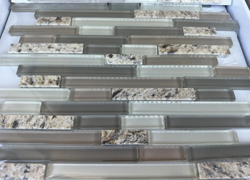 Mosaico de piedra y vidrio de granito dorado del desierto Foto 3 de 4