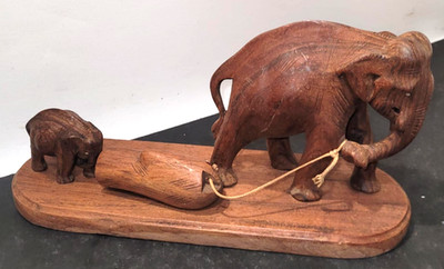 Vintage handgeschnitzte Holz Elefant Figur zieht Baumstamm Volkskunst Skulptur