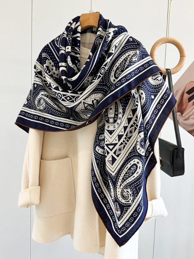 Mantón bufanda envolvente pañuelo doble cara 70 % cachemir 30 % seda 135x135 cm estampado amor Foto 2 de 4