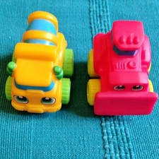 1 camion citerne et 1 camion déneigeuse pour jouer