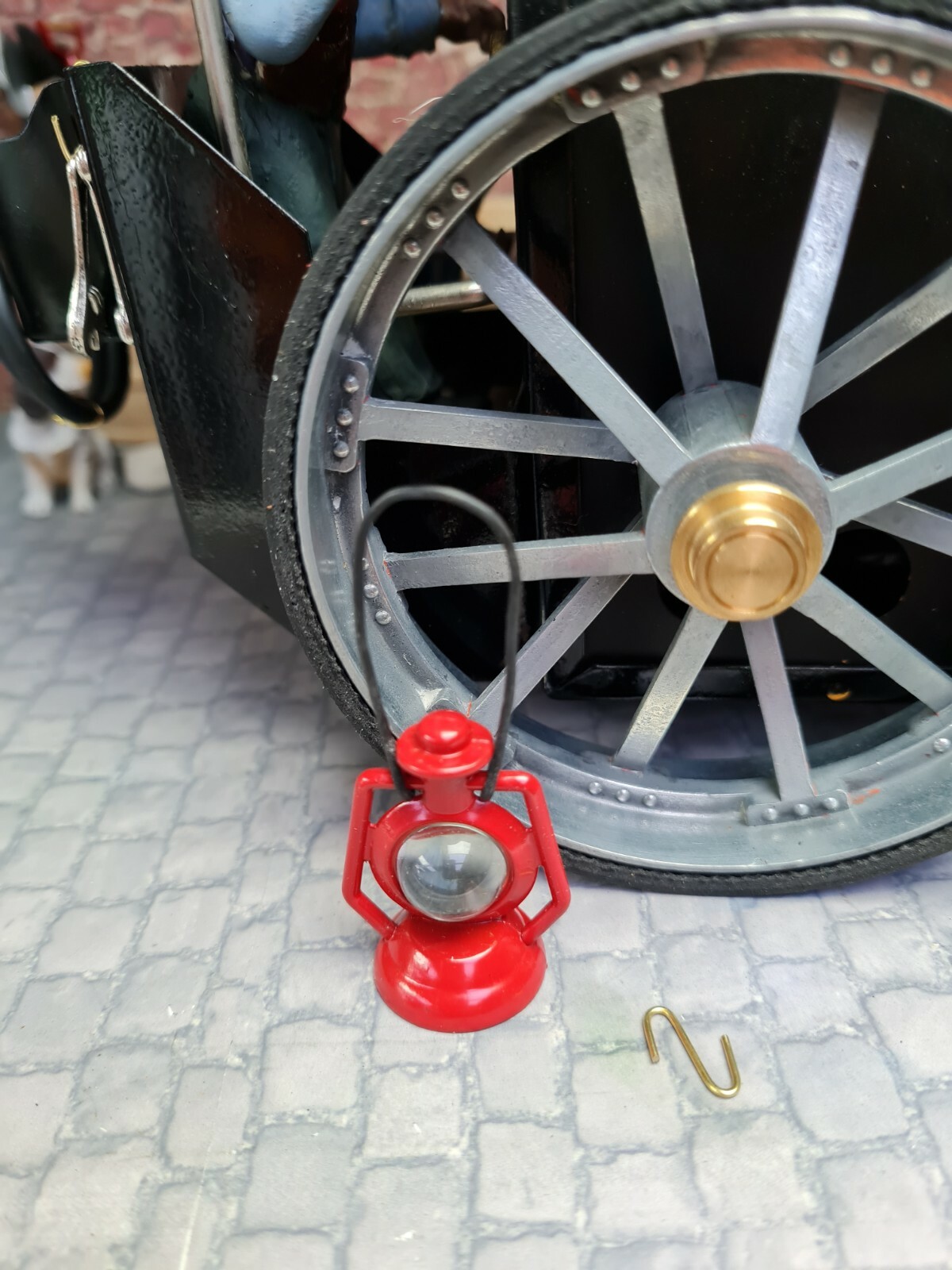 Red oil lamp / lantern and clip Mamod / Wilesco steam engine Scale