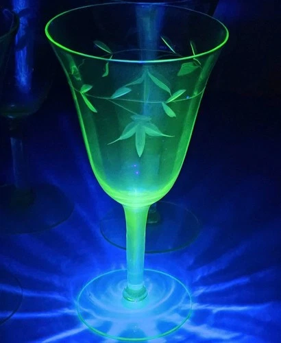 Jeanette Poinsettia  Uranium Wine Goblet Leaves & Vines Etched Set Of 4x