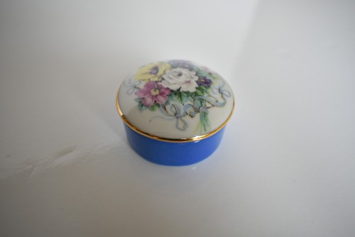 Vintage Small Round Floral Porcelain Lidded Trinket Box Limoges Signed R.Leclair - Picture 4 of 11