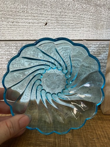 HAZEL ATLAS CAPRI BLUE SEASHELL GLASS SMALL DESSERT FRUIT BOWL 4.75" - Picture 2 of 4