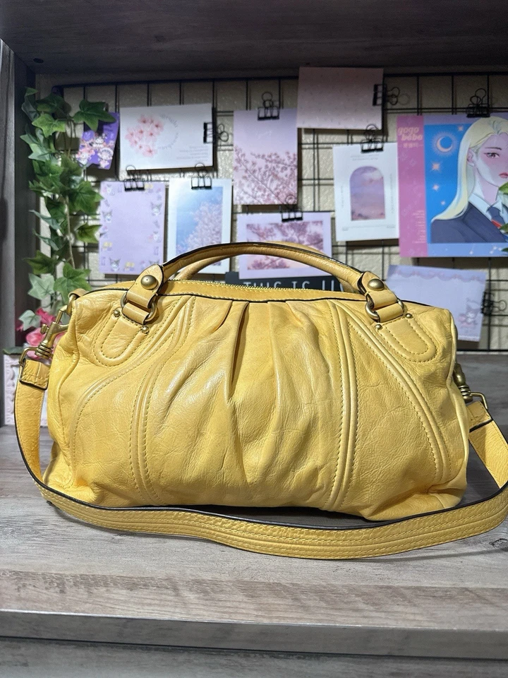 Icónico Bolso Hobo Grande Vintage Y2K Juicy Couture Cuero Amarillo con Dije Foto 2 de 4