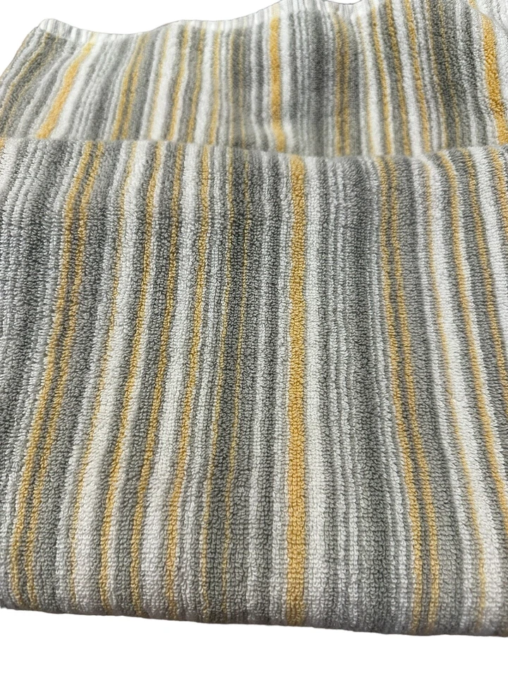 Juego de 2 toallas de baño Rachel Zoe a rayas blancas grises 52” x 30” Soho Living Foto 4 de 4