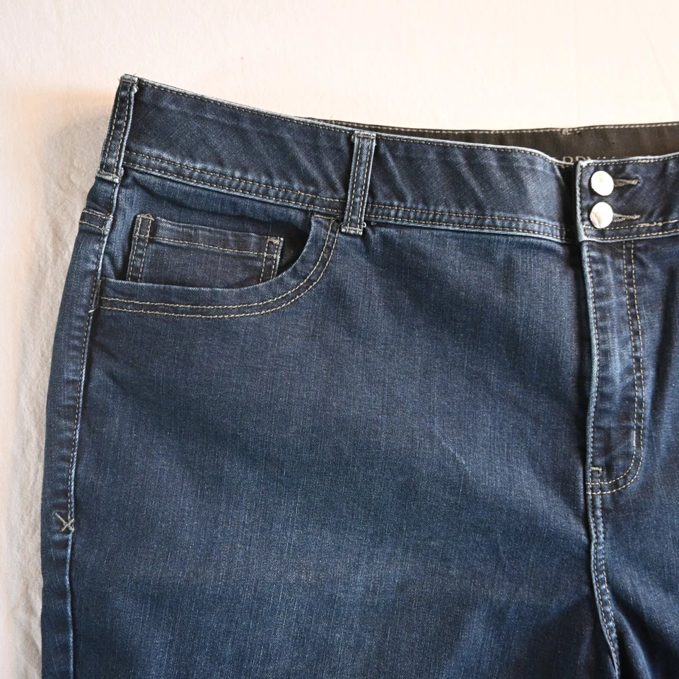 Bermudas de mezclilla elásticas oscuras Lane Bryant 28 Tighter Tummy Technology para mujer Foto 2 de 4