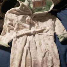 Nwt Carters baby robe size 0-9 months with giraffes on it.