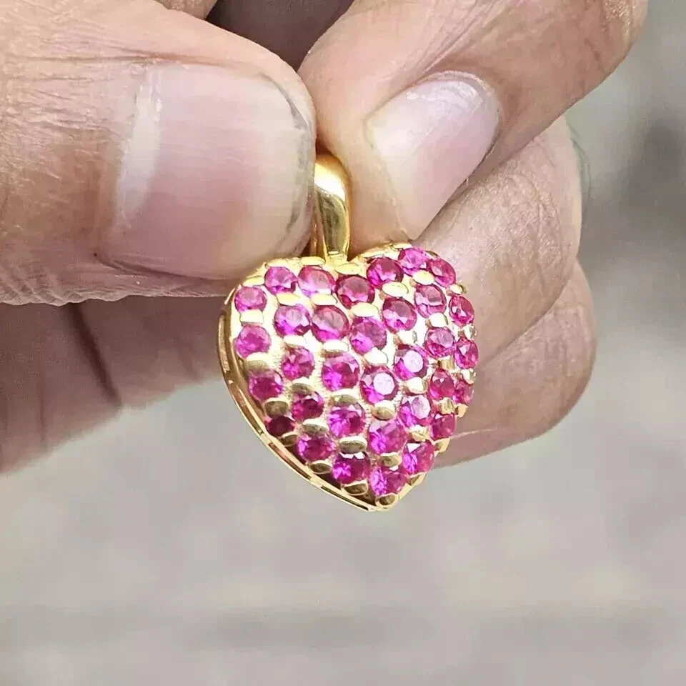 Colgante para mujer enchapado en oro amarillo de 14 quilates redondo de 1,20 quilates creado en laboratorio con corazón de rubí rosa Foto 2 de 4