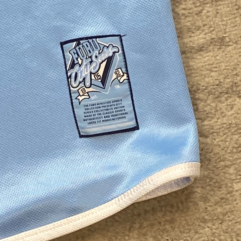 Camiseta deportiva vintage FUBU Carolina grande azul blanco deslumbramiento 05 parche de baloncesto Y2K años 90 Foto 2 de 4