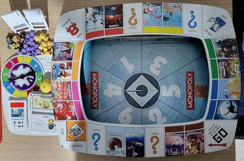 Hasbro Dispicable Me Minion Made Monopoly / Missing 1 Card , 1 Cupcake - Picture 3 of 3