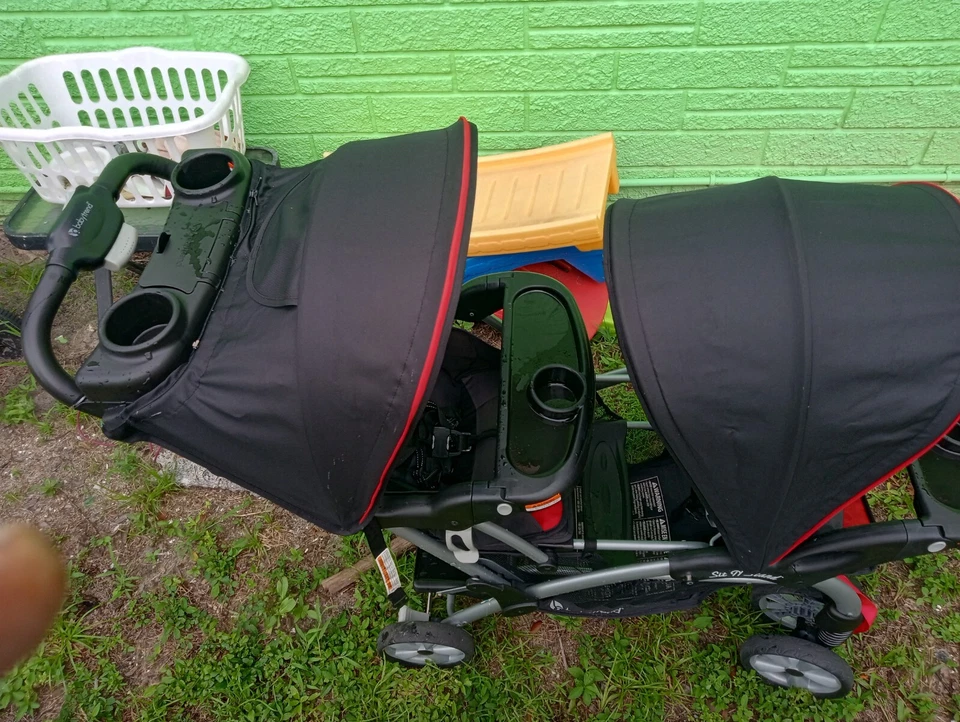 Dos juegos de cochecito de bebé negro y rojo de baby trend Foto 2 de 4