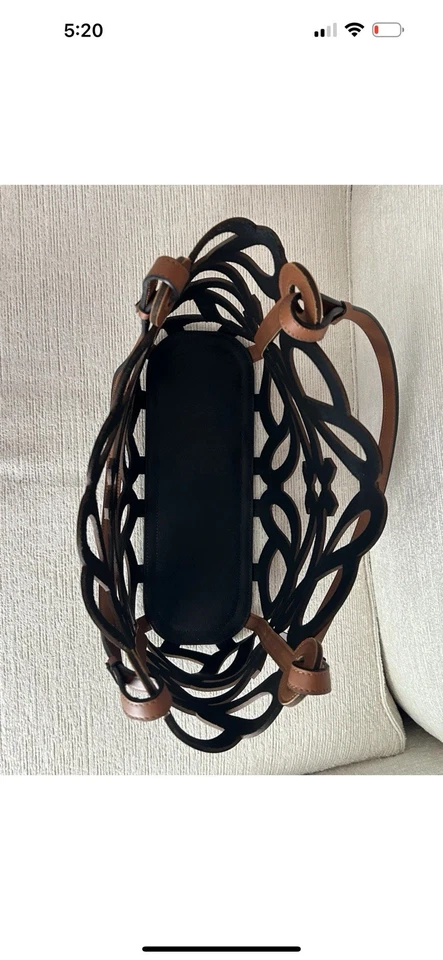 Bolso de Mano Loewe Piel de Becerro Anagrama Recortado en Negro Marrón Oscuro Serie: 652128 Foto 3 de 4