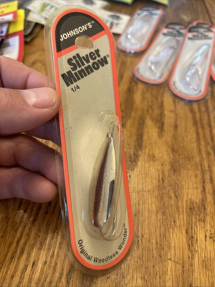 Antiguo señuelo de lucio bajo sin malezas Johnson Silver Minnow 1/4 oz cromo nuevo en paquete Foto 2 de 4