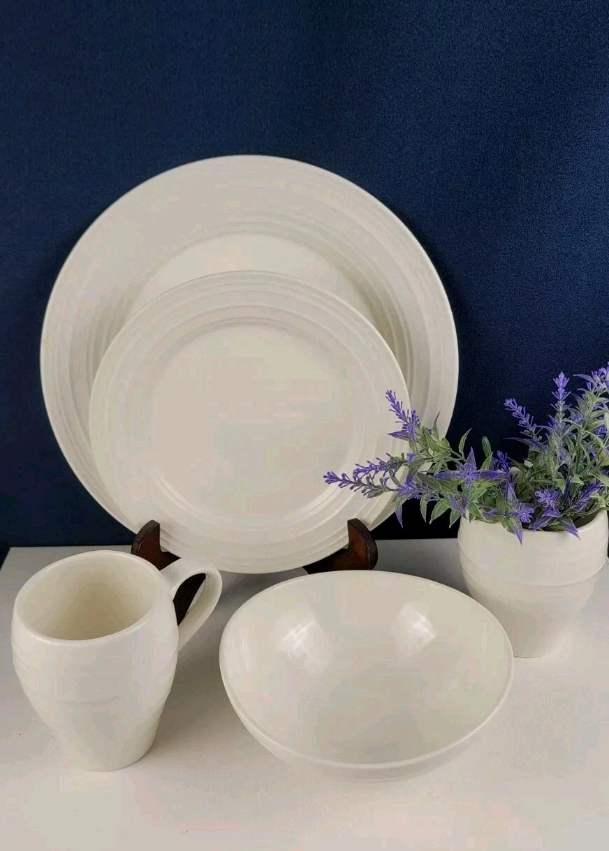 Swirl White - Mikasa - 4 Piece Dinnerware Place Setting - White, Embossed Rings