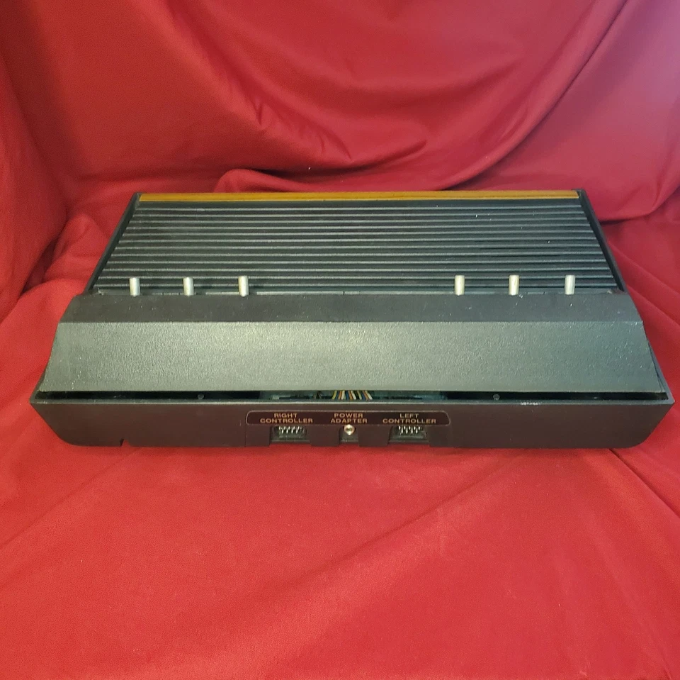 Console Atari 2600 grão de madeira não testado como está - para peças ou reparos - Imagem 3 de 4