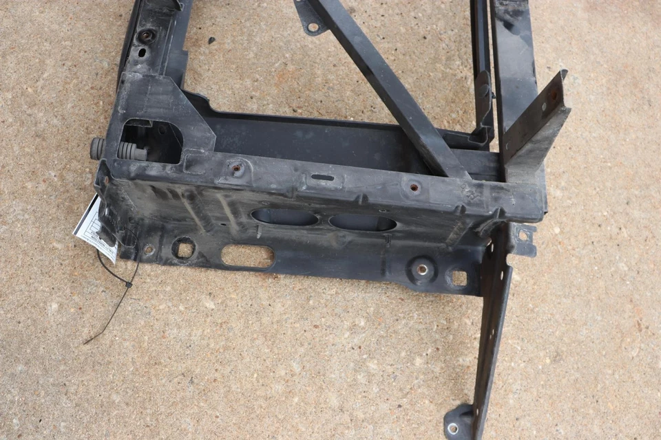 Marco de soporte central radiador delantero suburbano Chevy/GMC 2015-2020 OEM Foto 2 de 4