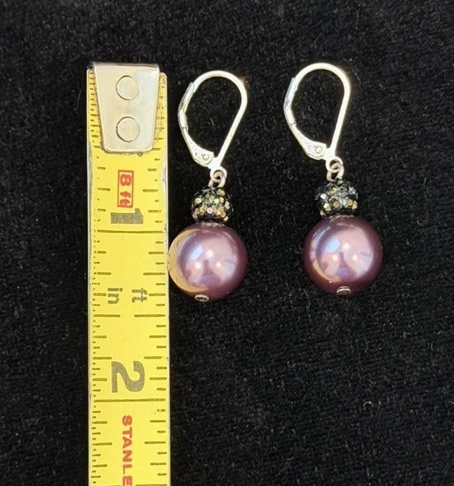 Elegante aretes colgantes de perlas de imitación púrpura tono plata respaldo de palanca acento de diamantes de imitación Foto 2 de 2