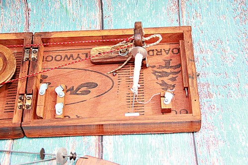 REVIVIENDO EL LEGADO DE GANDHI EL LIBRO DE MADERA CHARKHA - RUEDA GIRATORIA TRADICIONAL - Imagen 4 de 24
