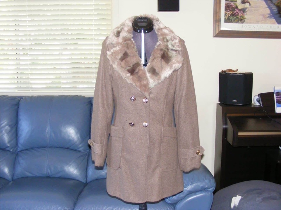 Women's Coat with Faux Fur Collar
