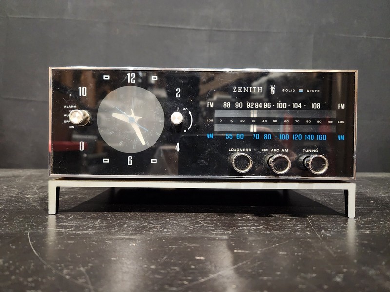 Vintage Zenith Solid State AM/FM Alarm Clock Radio