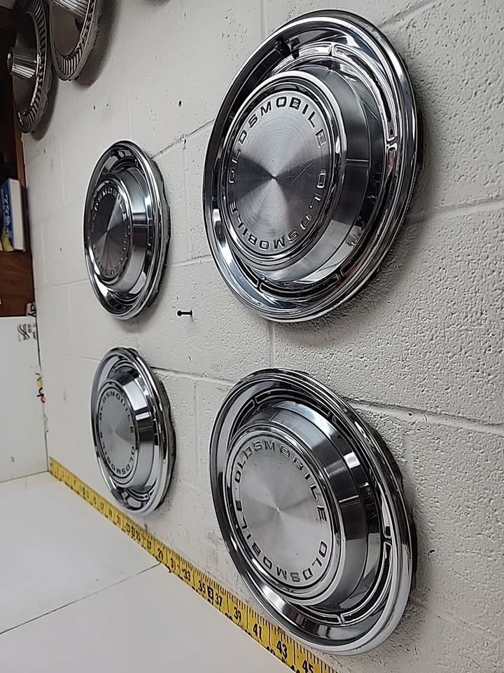 Used OEM GM Set of 4 14" Hub Caps 00399472 1968 Oldsmobile F85 Cutlass (5528) - Image 2 of 4