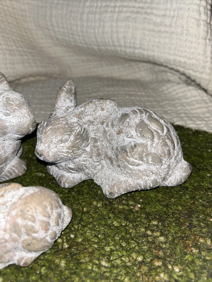 Juego de 3 conejos de piedra sintética con estera de hierba | Estatuillas de jardín decoración rústica Foto 2 de 4