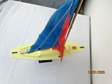 GIRAUD-SAUVEUR F-28 VOILIER DE BASSIN PLASTIQUE Lg 48xHt58cm ANNÉES 60