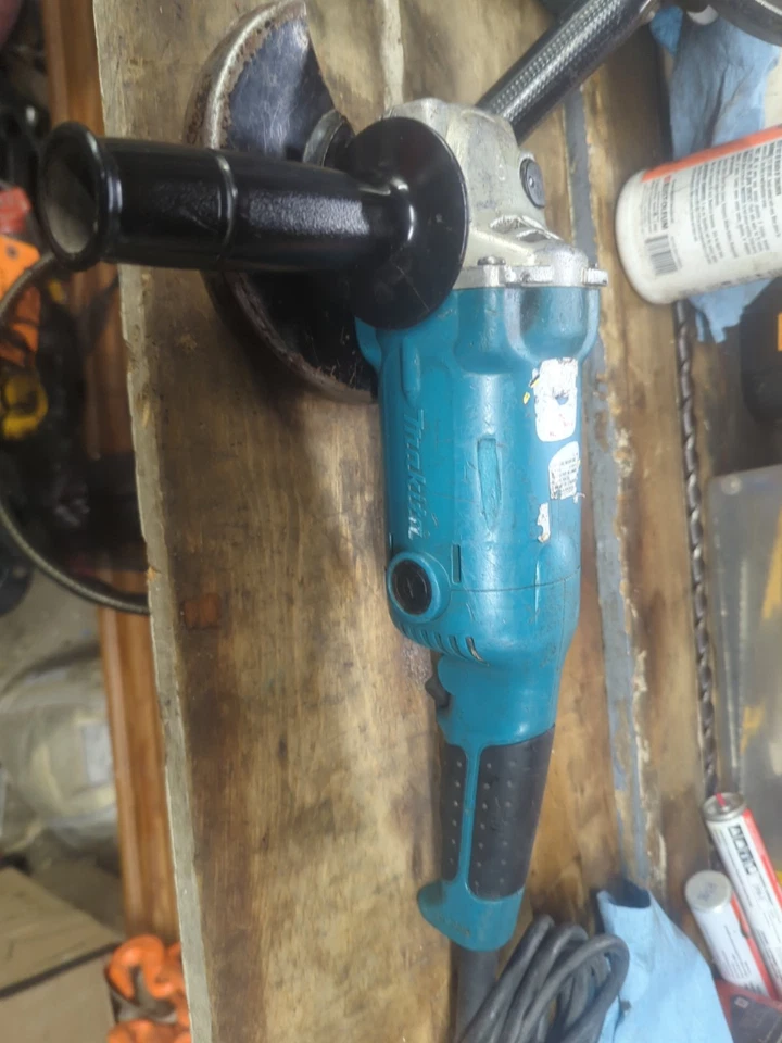 Amoladora angular Makita MAKGA6020 6 SJS, 10,5 amperios, 11.000 rpm, CA/CC Foto 3 de 4