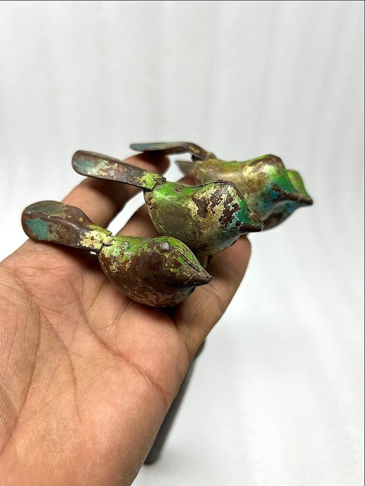 Juguete de pájaro de hierro de colección hecho a mano juguete infantil verde juguete musical pájaro tallado juguete Foto 2 de 4
