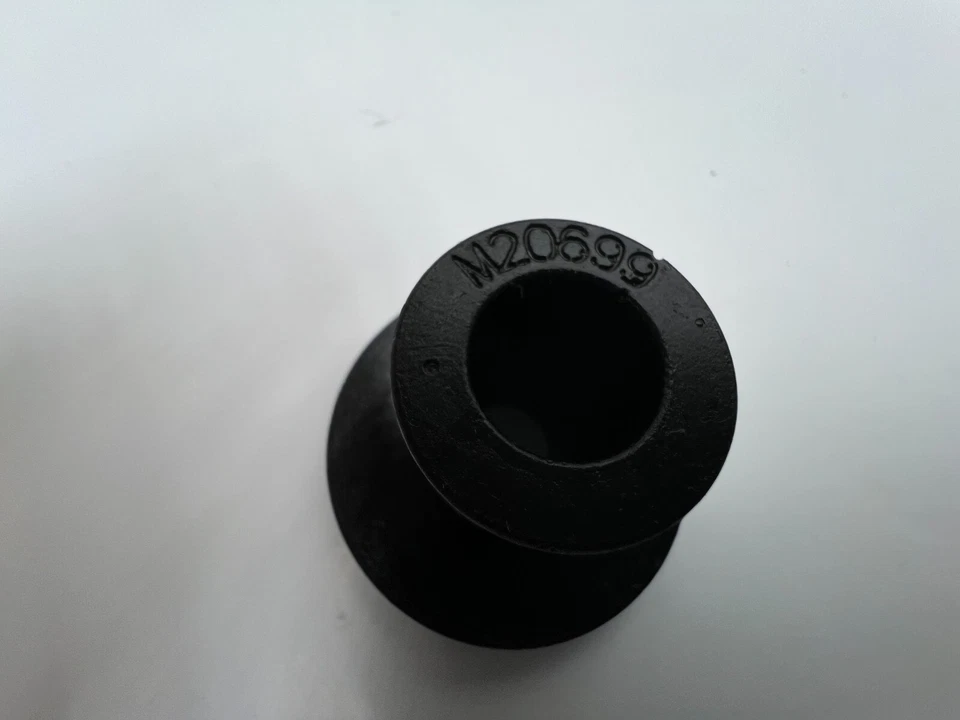 (Box of 250) Daystar 21181 M20699-BK-01 Leaf Spring Bushing Black M20699 - Imagem 2 de 4