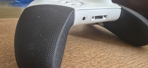 Microsoft Xbox Elite Series 2 Core Wireless Controller White - Picture 3 of 6