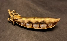 Vintage Trifari "Peas in a Pod" MINTY Gold Tone Faux Pearl Brooch