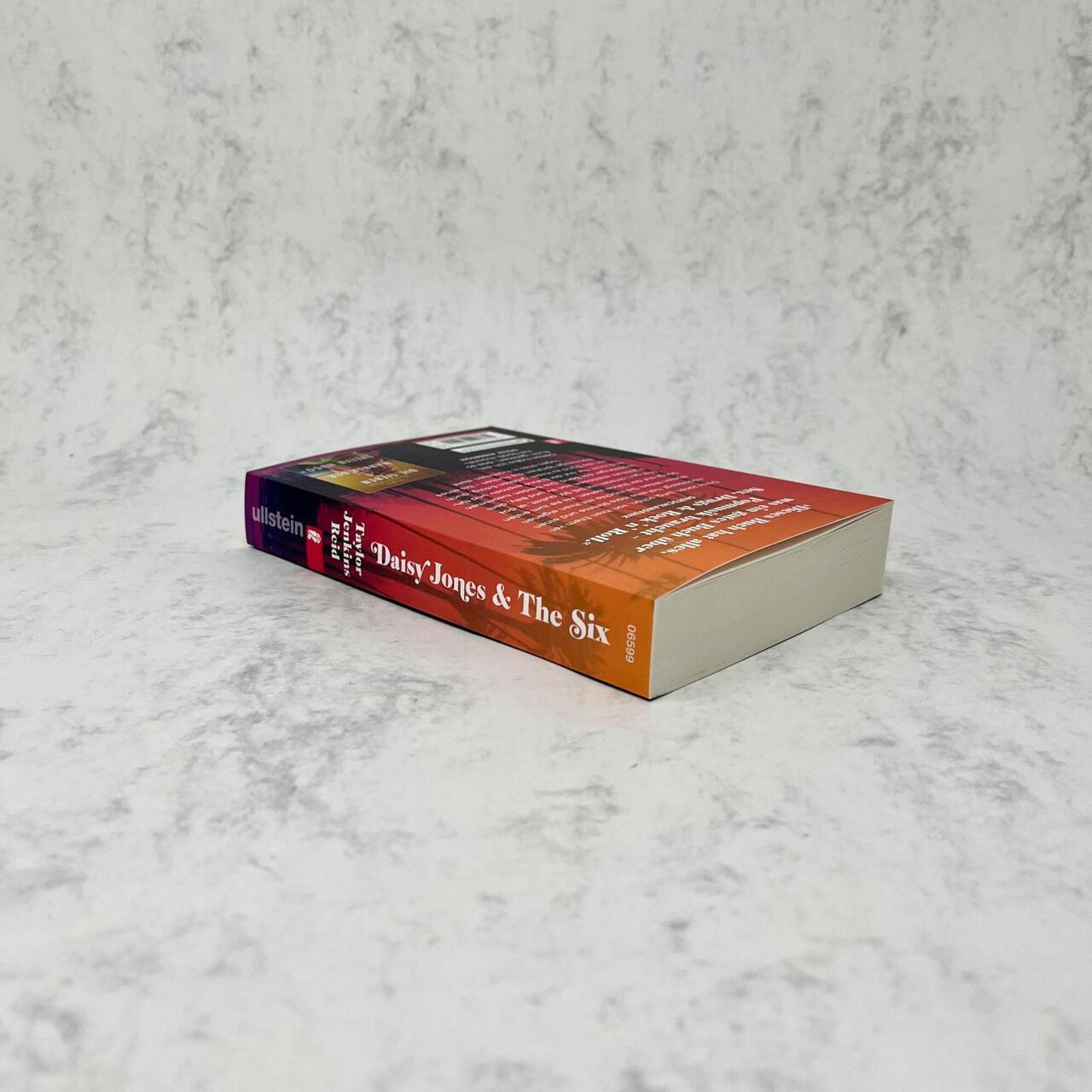 Thumbnail - Daisy Jones & The Six Taylor Jenkins Reid