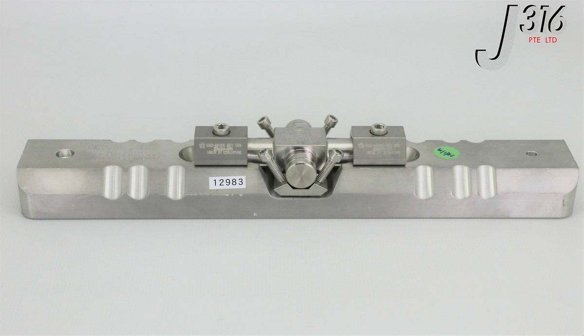 M 12983 APPLIED MATERIALS 300MM SPD SLIT VALVE DOOR CLAMP W/ 0021