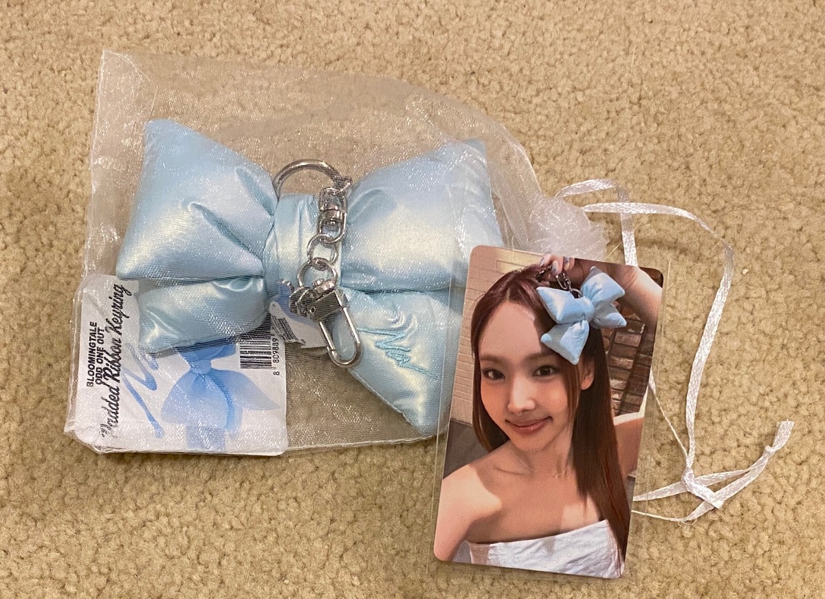 TWICE ナヨン ABCD Na ポップアップストア　キーリング NAYEON 'NA' POP-UP TWICE BLOOMINGTALE MERCH BOW KEYRING WITH