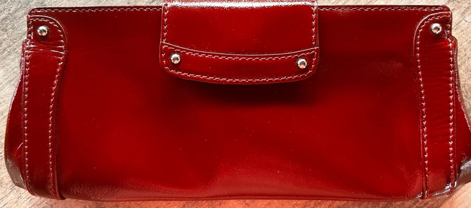 Bolsa de mão Cole Haan vermelha couro envernizado genuíno detalhes bronze dourado 10x4 - Imagem 2 de 4