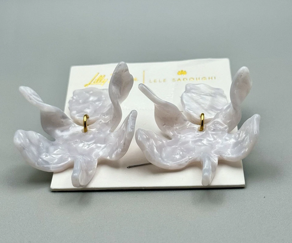 "Pendientes llamativos de lirio blanco Lilly Pulitzer x Lele Sadoughi Resort 2""" Foto 2 de 4