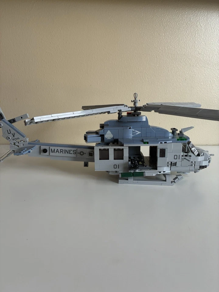 Brickmania Bell UH-1Y Venom - Helicóptero utilitario mediano SIN CAJA Foto 4 de 4