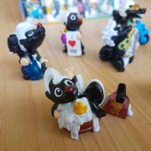 JUEGO SORPRESA TOP KINDER - Amazing Skunks - Figuras COMO NUEVAS 1,3" - Imagen 2 de 9