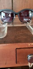 NEW WITH OUT TAGS GUESS WOMEN'S BLACK with RHINESTONES GUESS SUNGLASSES NEW