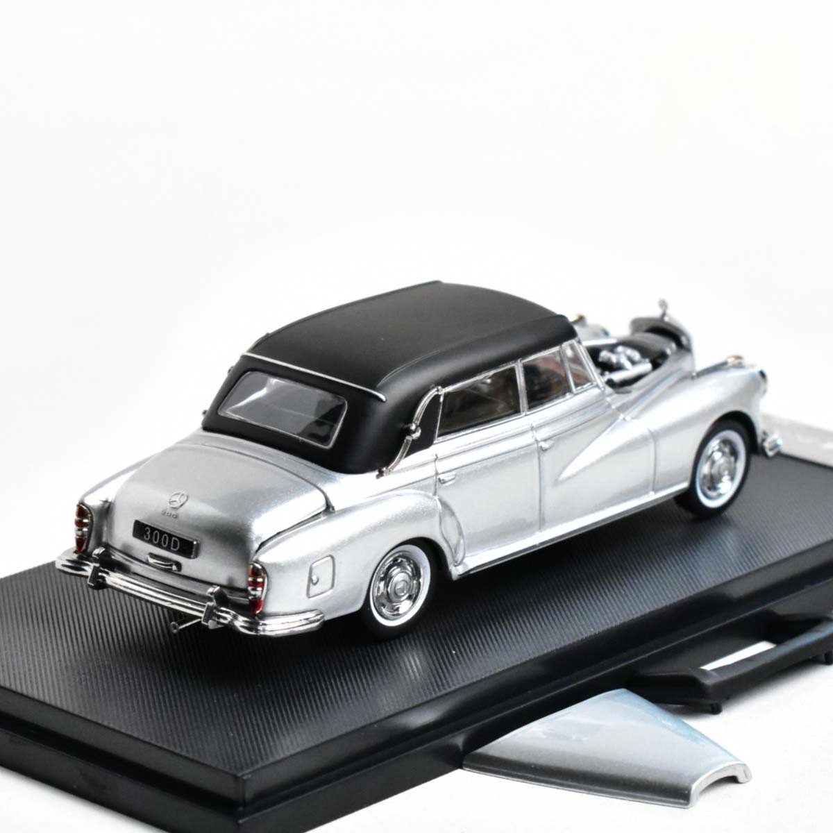 聖平 1/64 GFCC Mercedes 300D 白 黒 2台 聖平 1/64 GFCC Mercedes 300D 白 黒 2台 GFCC 1/64 Scale Mercedes