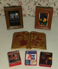 Altes Zubehör für Puppenstube Buch 2 Bilder 3 Video Cassetten Playmobil MINIATUR