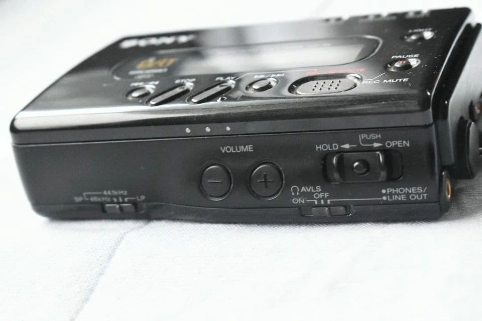 Sony TCD-D8 WALKMAN Portable DAT Recorder Digital Audio Tape Very Good - Image 3 of 4