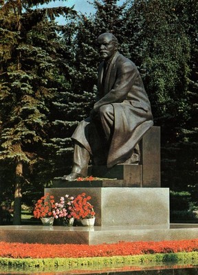 VINTAGE CONTINENTAL SIZE POSTCARD STATUE OF LENIN AT KREMLIN MOSCOW SOVIET UNION